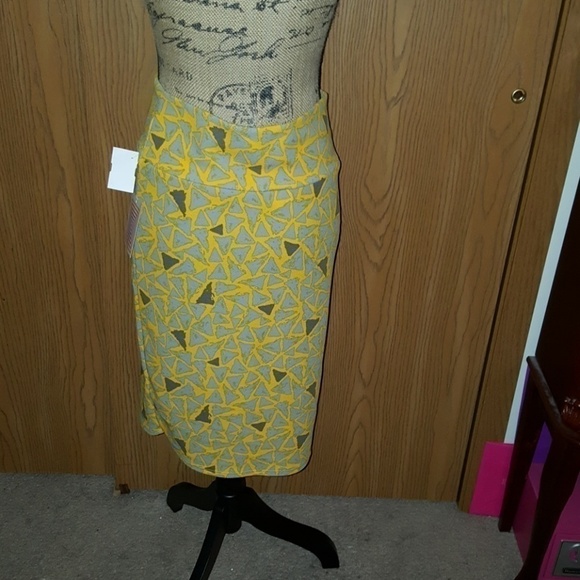 NWT Medium cassie. Yellow and grey geometric. - Picture 2 of 3